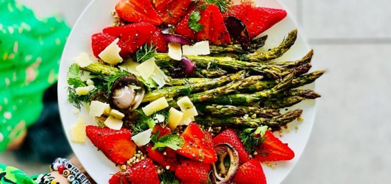 Anti-Aging-Rezept: Sirtfood-Erdbeer-Spargel-Salat